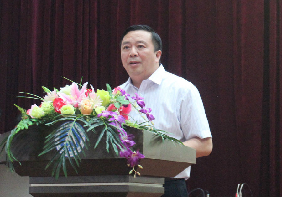 图为詹皖生副院长在台上发表讲话